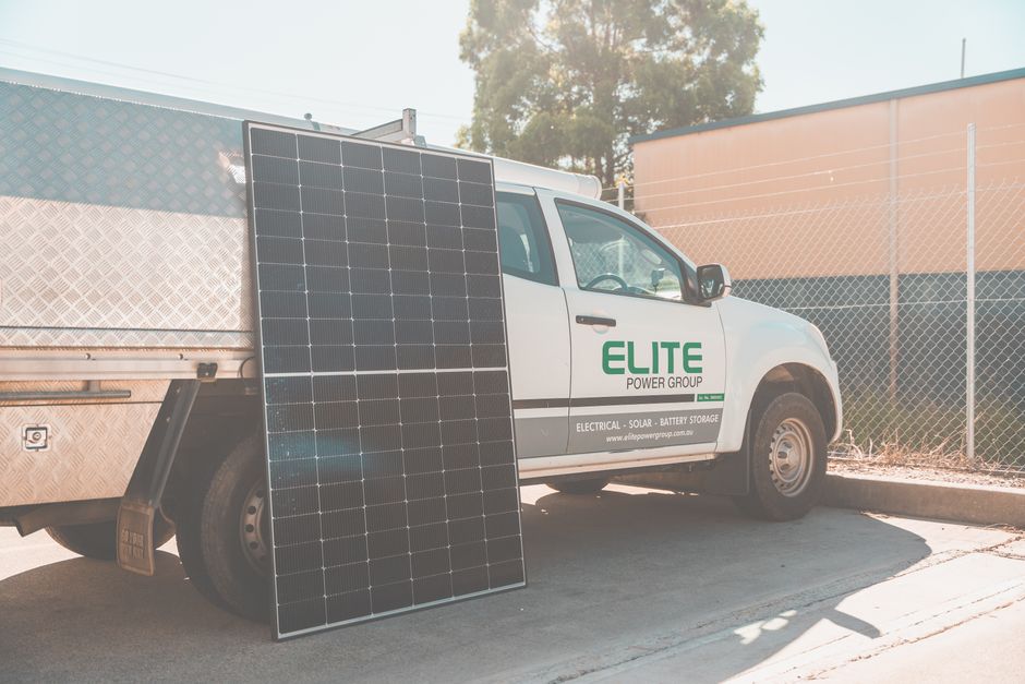 E-Auto mit Solarstrom Laden (PV): Selbermachen oder Fachbetrieb beauftragen? Der Kostenvergleich
