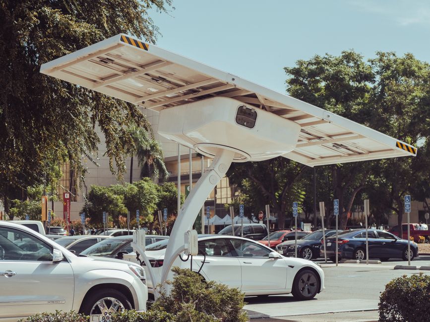 Gesetzliche Vorgaben und Normen 2026 für E-Auto mit Solarstrom Laden (PV) in Deutschland